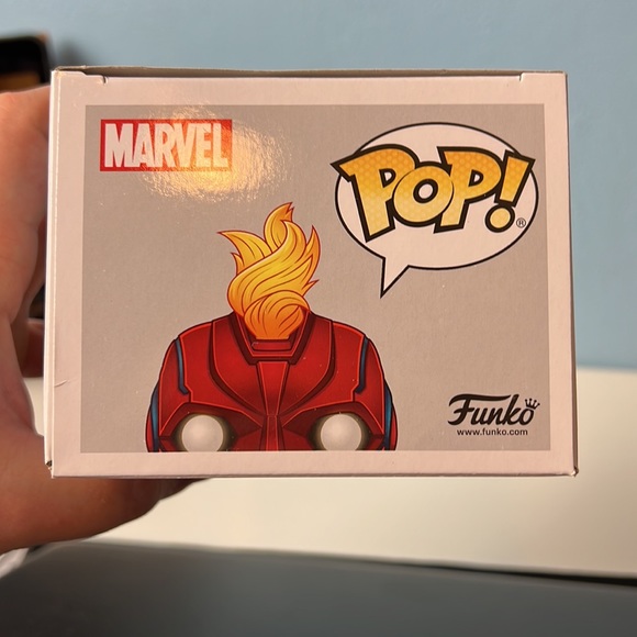 Funko Pop Captain Marvel 433 Target Exclusive GITD with Pop Protector - Picture 5 of 7